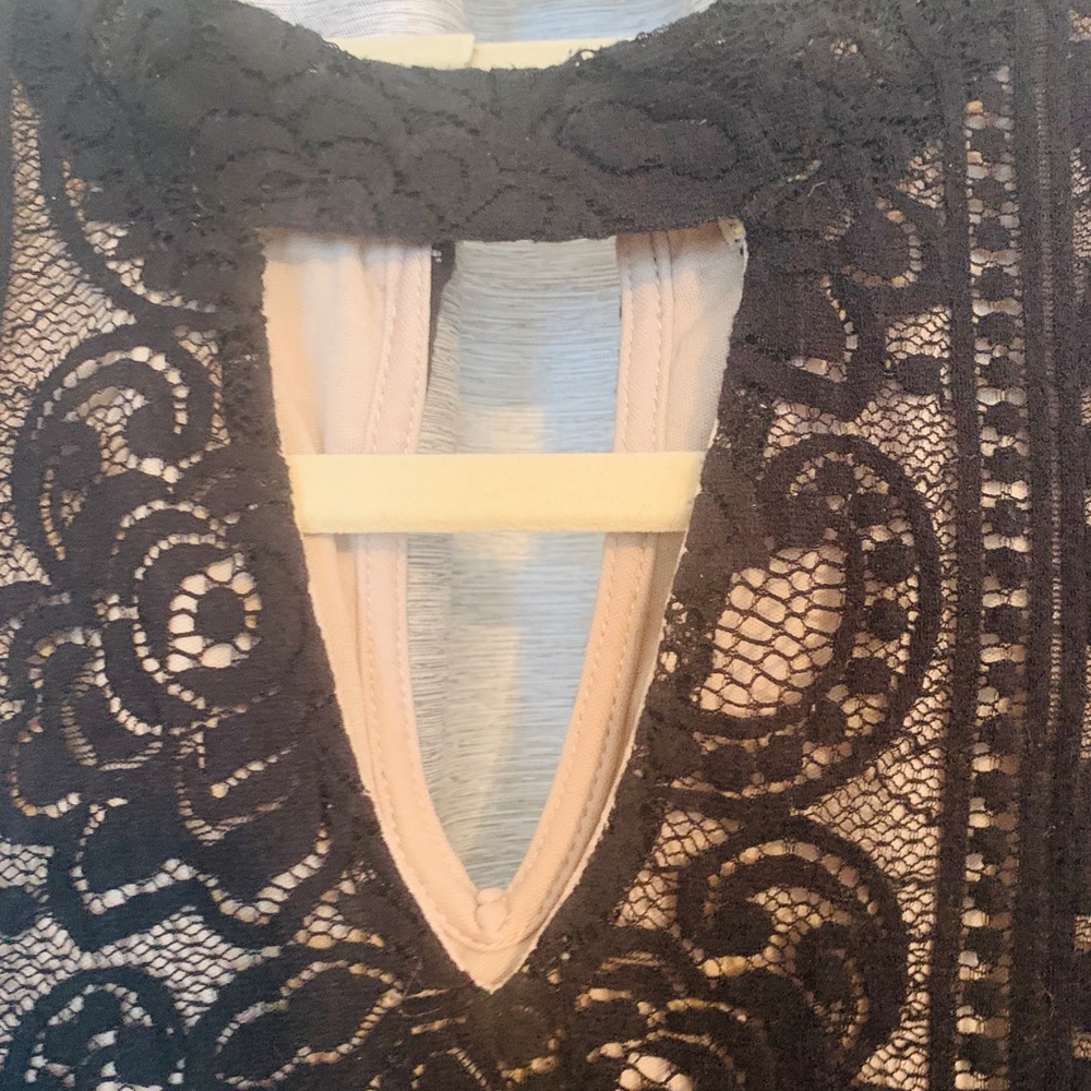 Black lace top w/ cream under lay - Picture 2 of 4